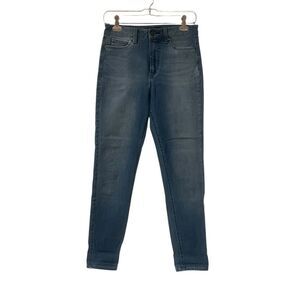 Uniqlo jeans light wash skinny jeans.‎ Size 26